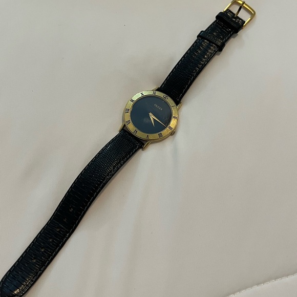 Vintage Authentic Gucci Watch 3000.2 M with Certificate of Authenticity - Picture 6 of 7